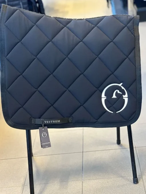 Vestrum Helsinki Dressur Schabrak Black/White< Dressur Schabraker